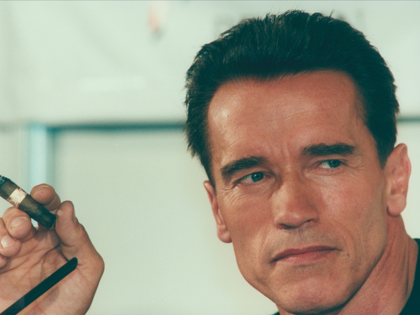 Арнольд Шварцнеггер с сигарой обои