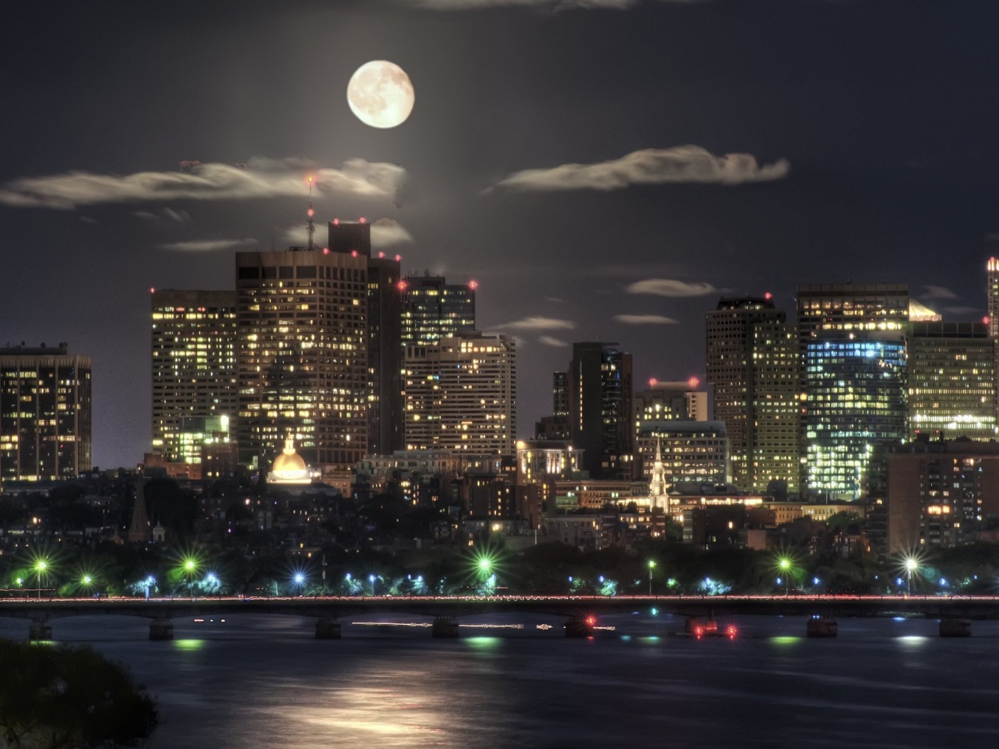 Луна над мегаполисом обои