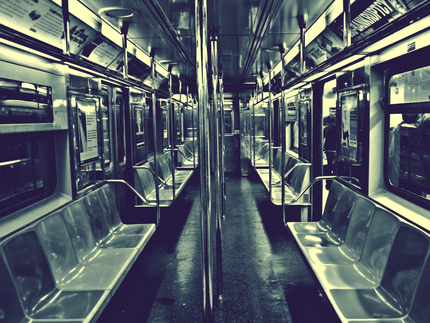 Пустой вагон метро обои