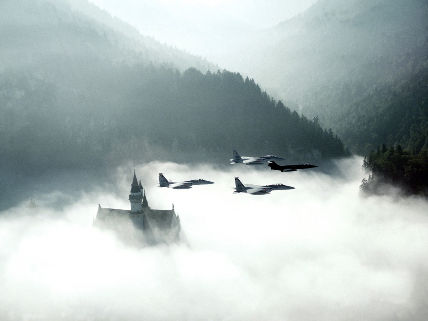 Истребители над замком обои