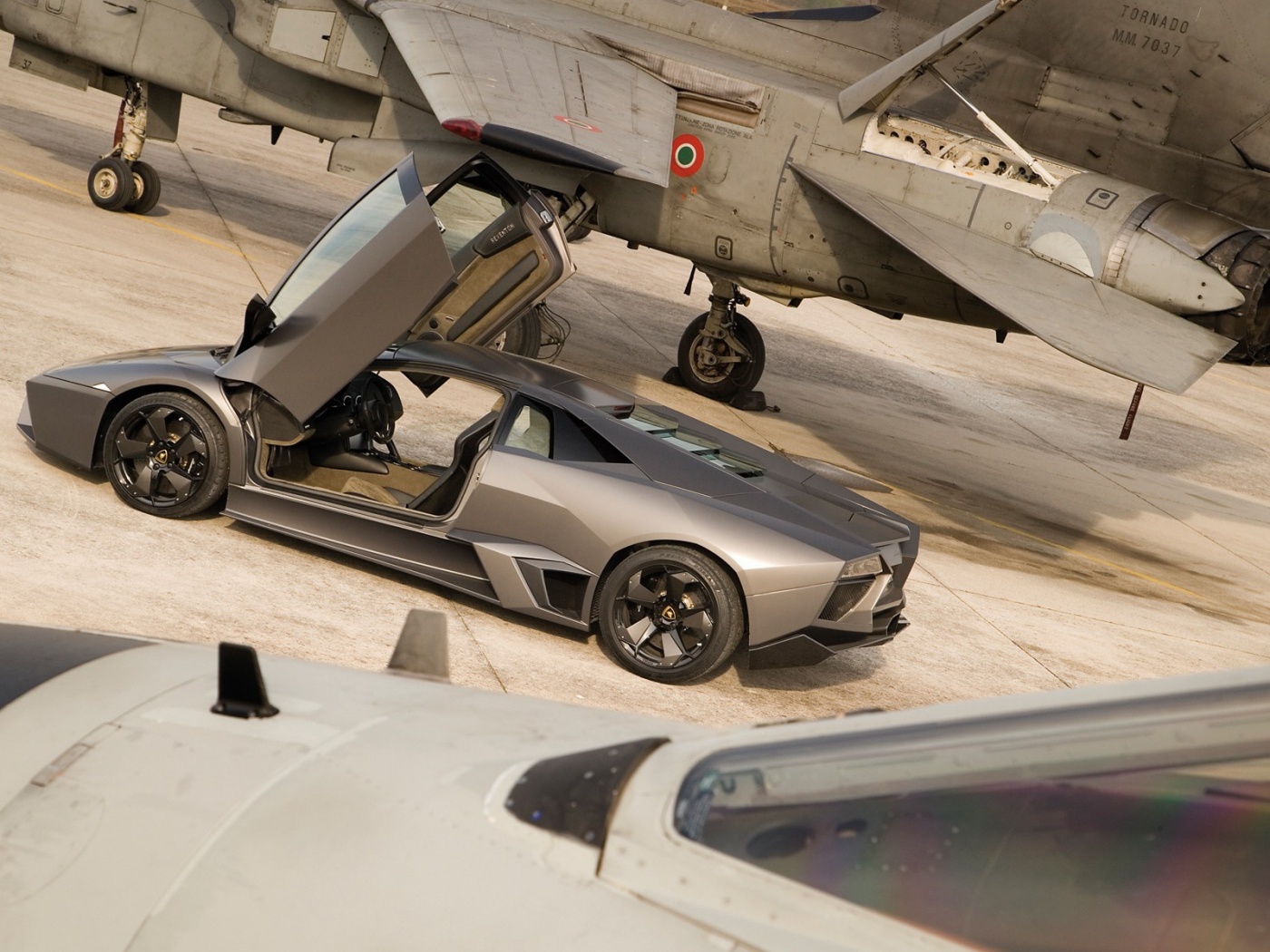 Ламборджини на военной базе обои