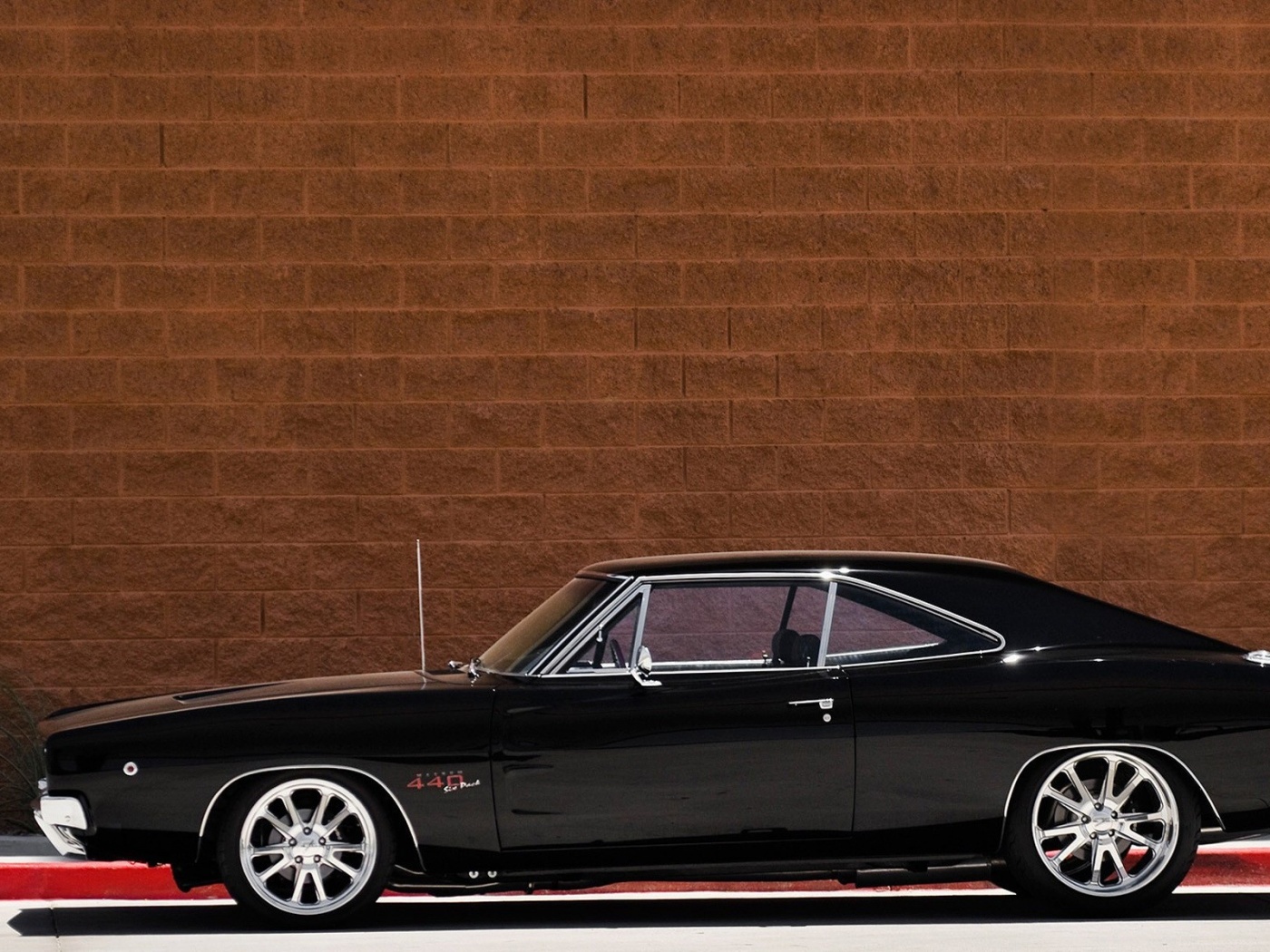 Черный Додж у стены обои