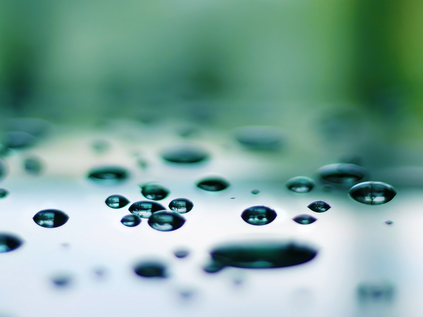 Темные капли на зеркальнйо поверхности обои