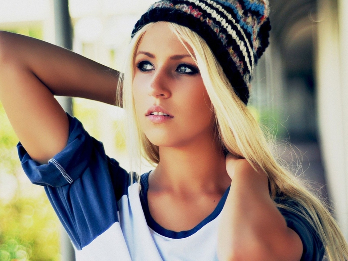 Блондинка в вязанной шапке обои