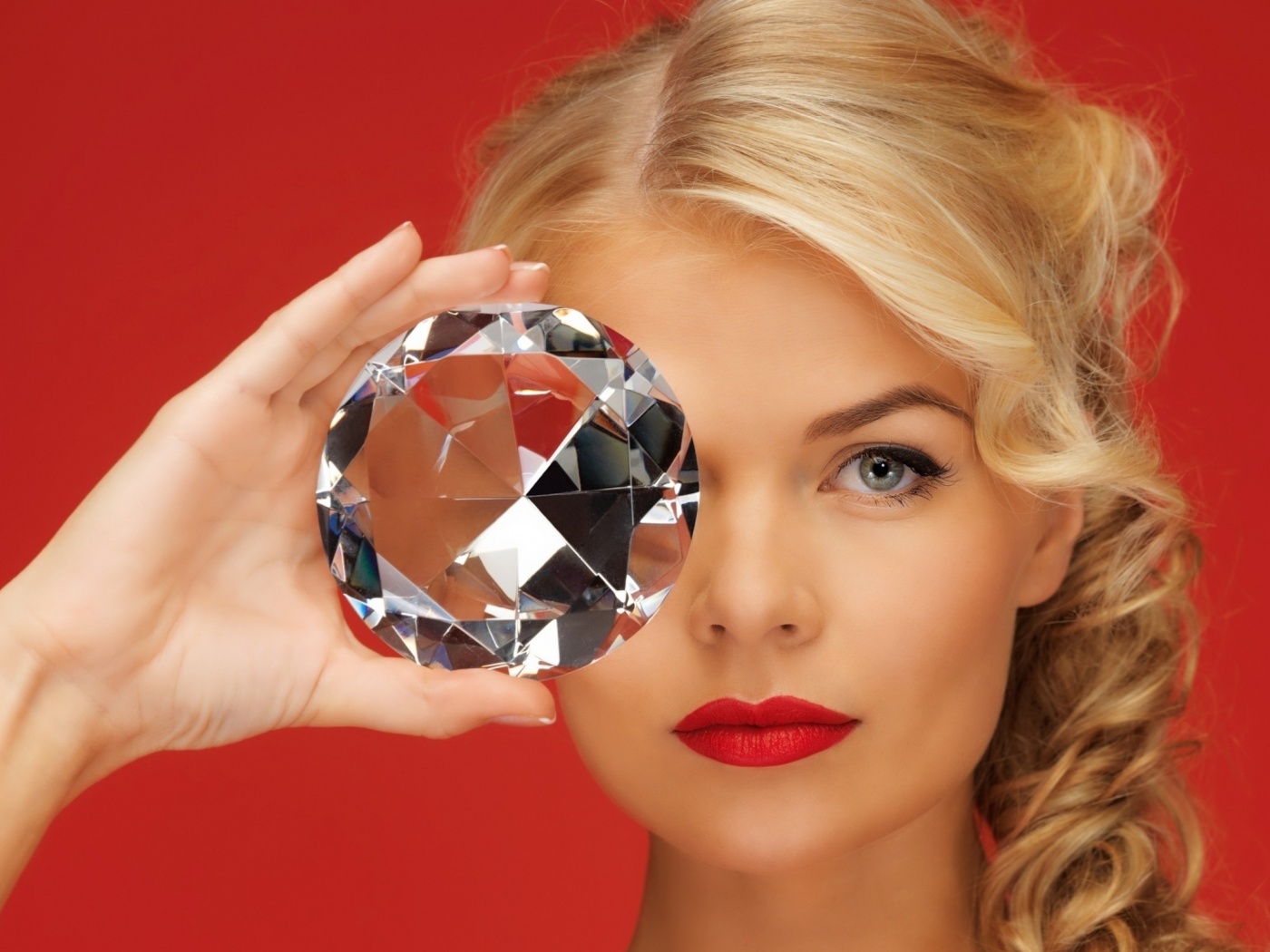 Девушка с бриллиантом обои
