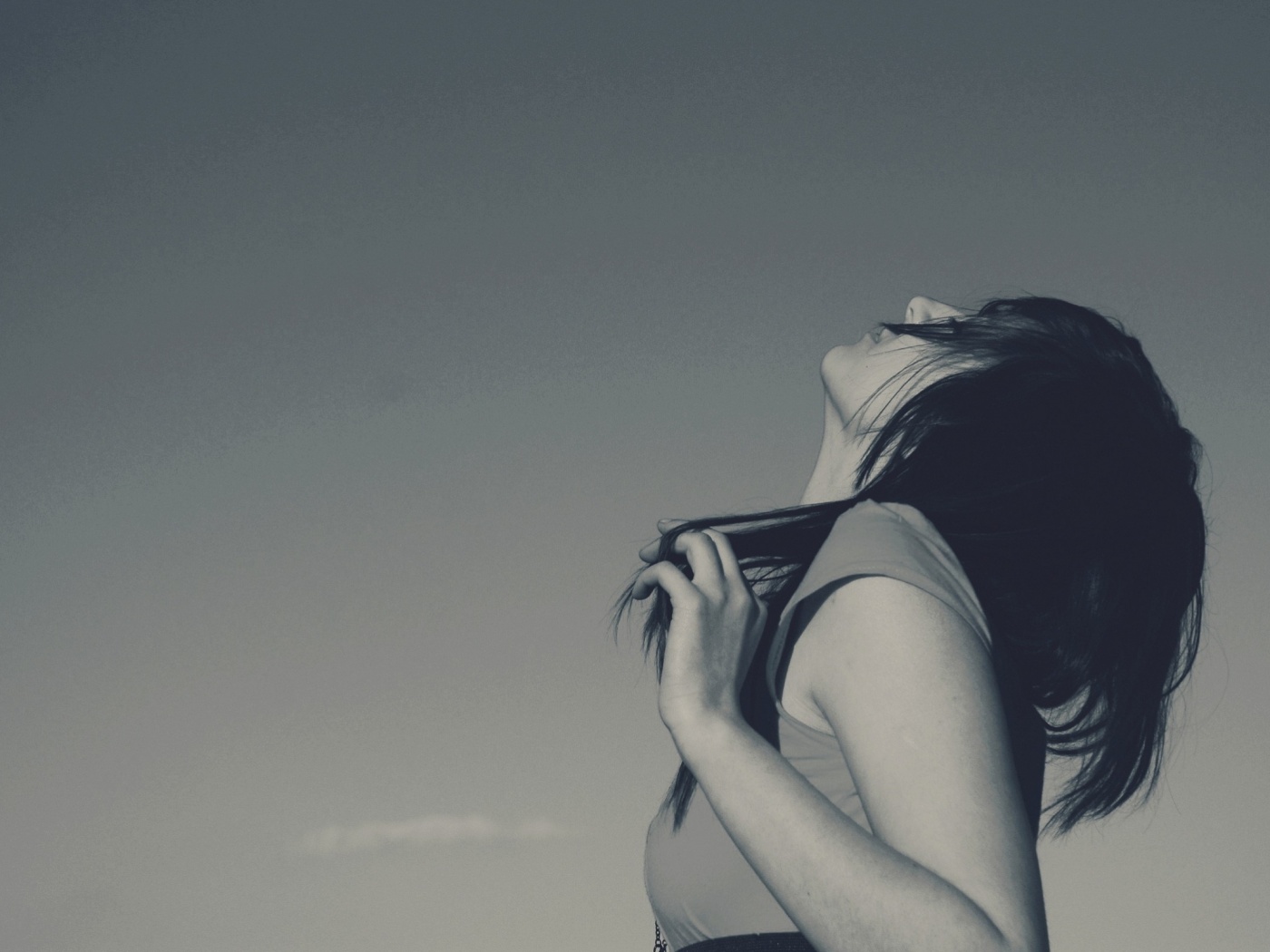 Взгляд брюнетки в небо обои