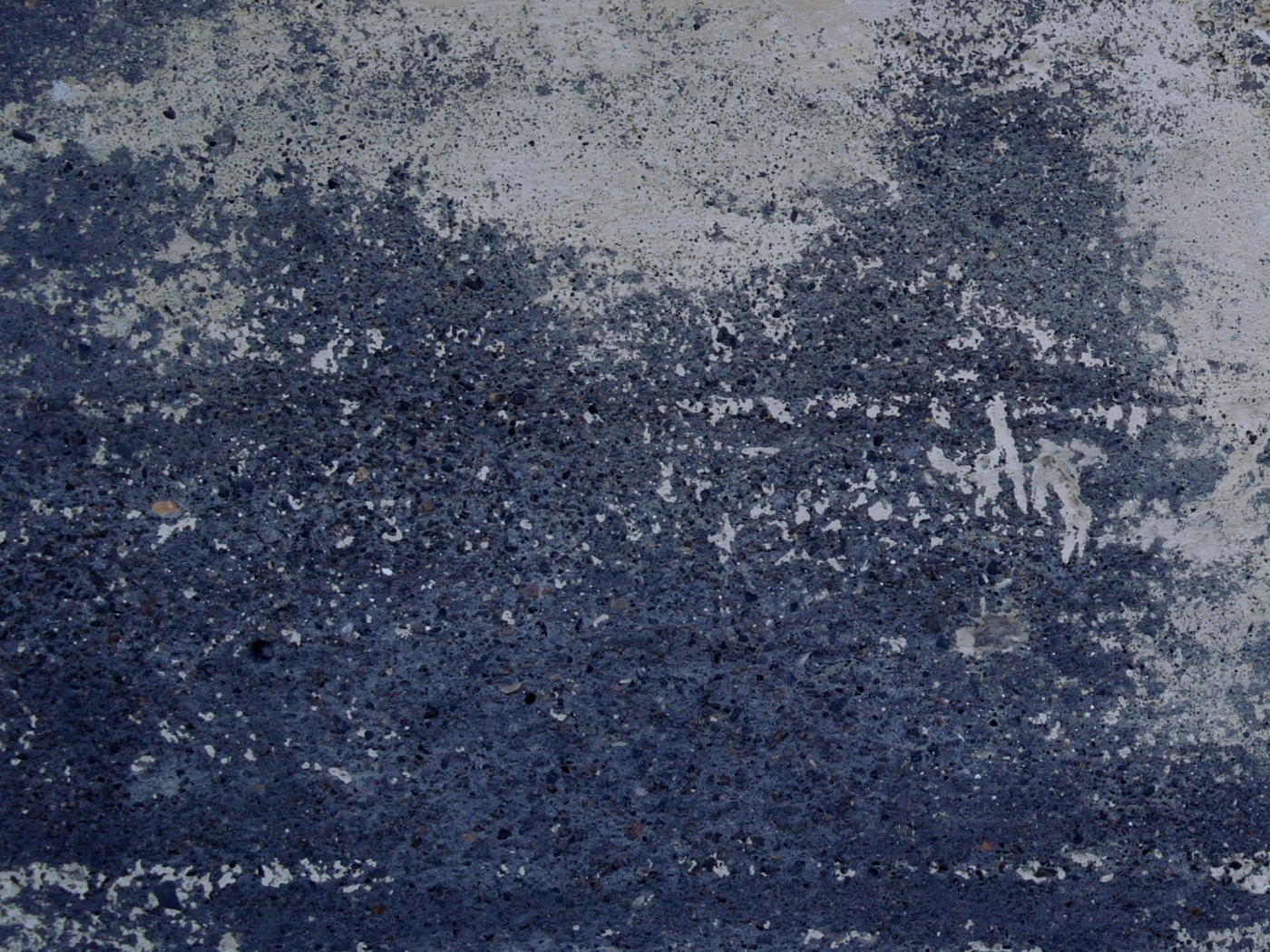 Бетонный пол с налетом белой краски обои