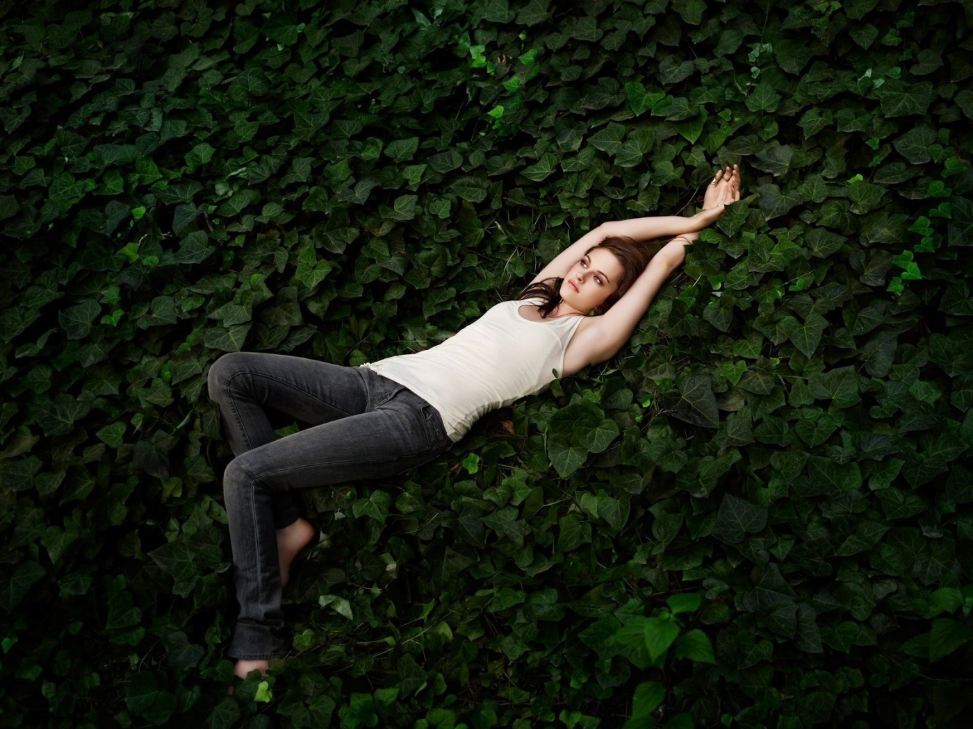 Кристен Стюарт на ковре из листьев обои