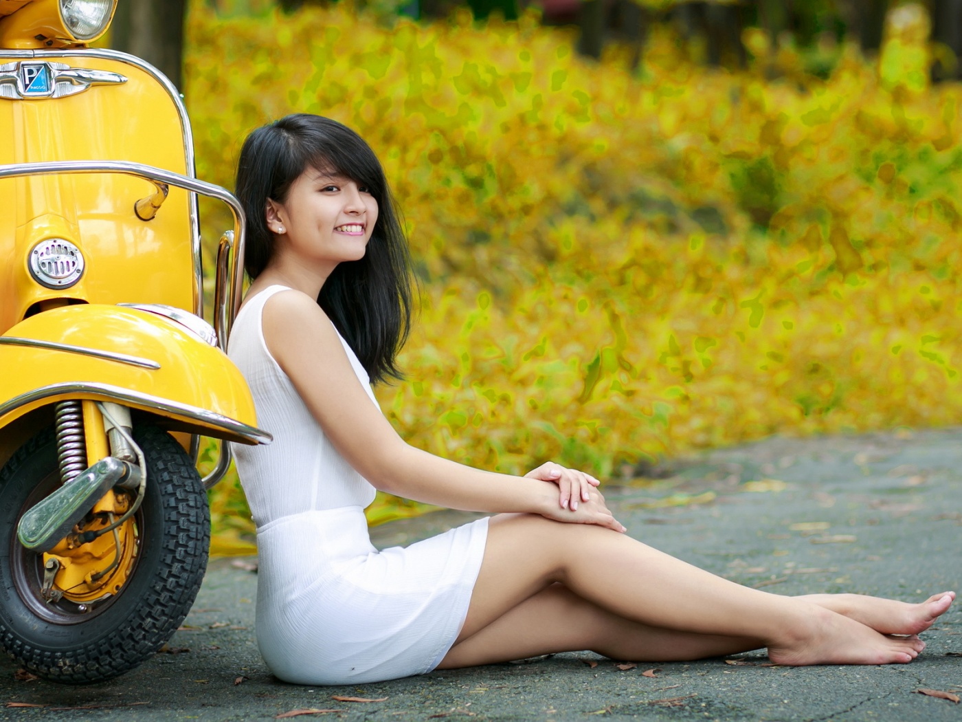 Девушка и мопед обои