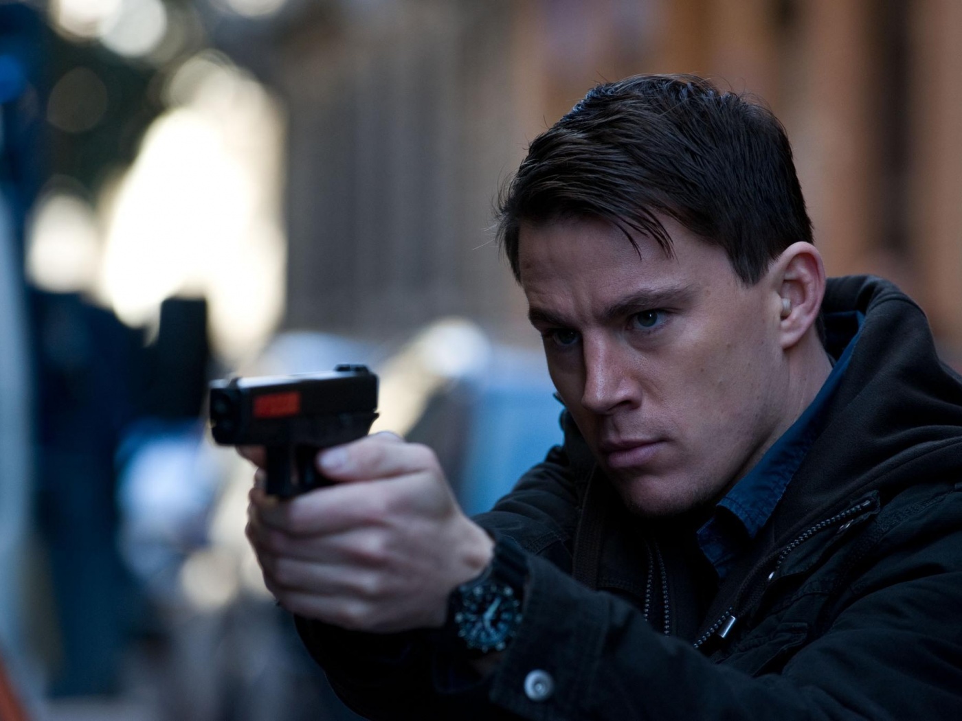 Ченнинг Татум с пистолетом обои