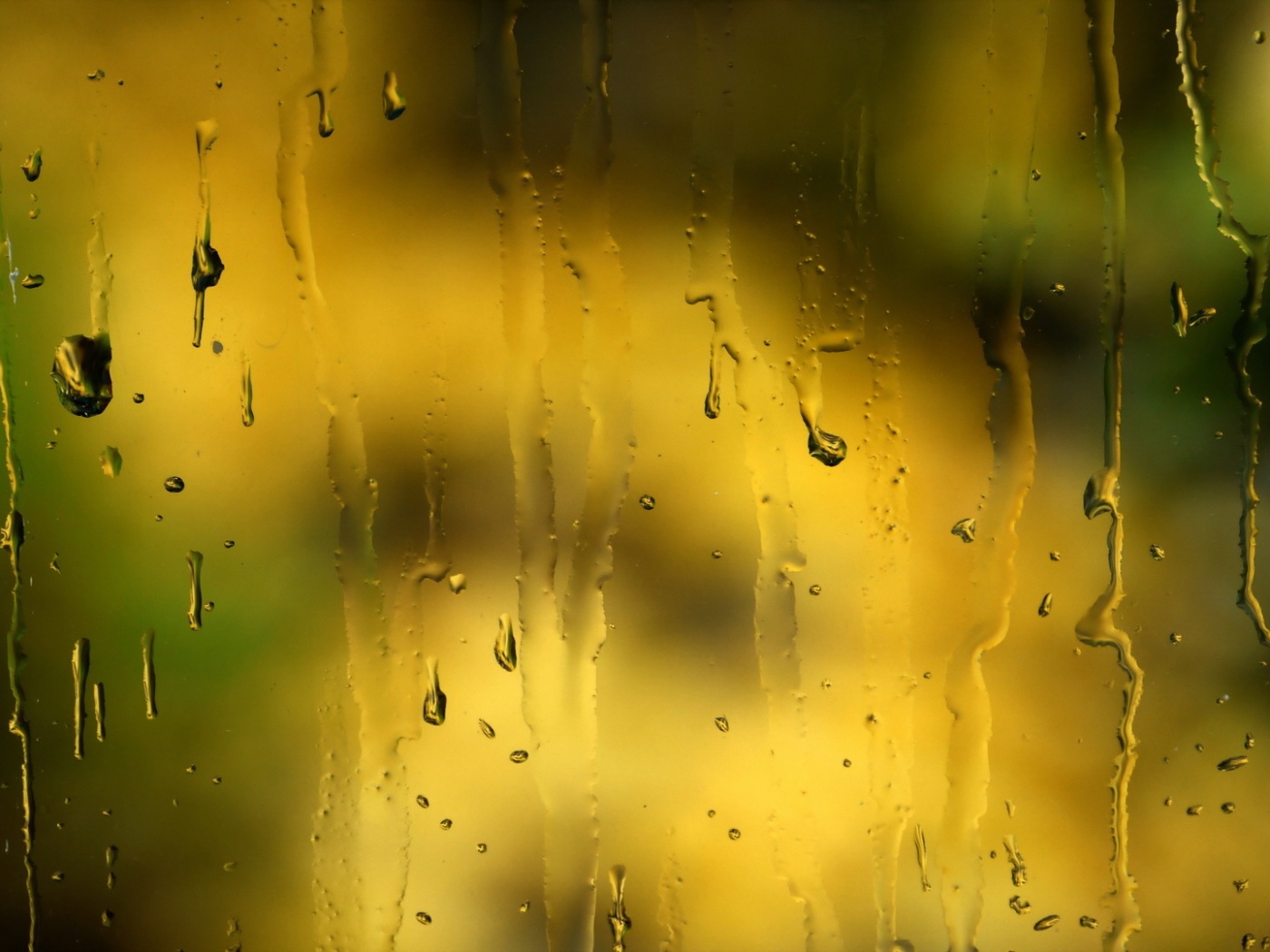 Текущая по стеклу вода обои