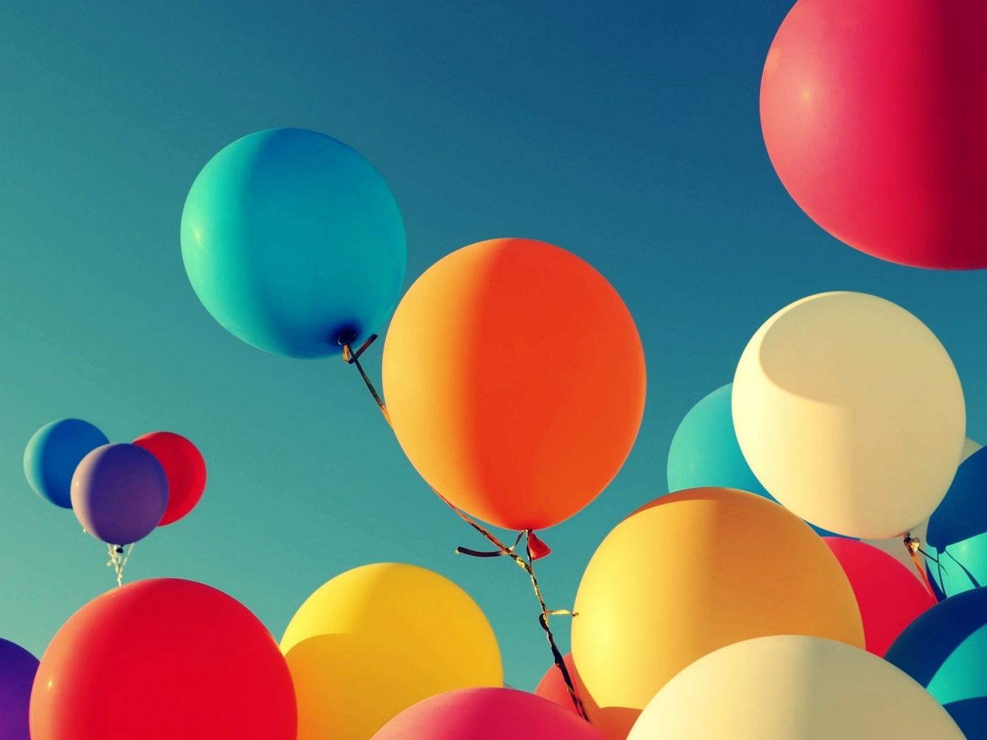 Разноцветные воздушные шарики обои