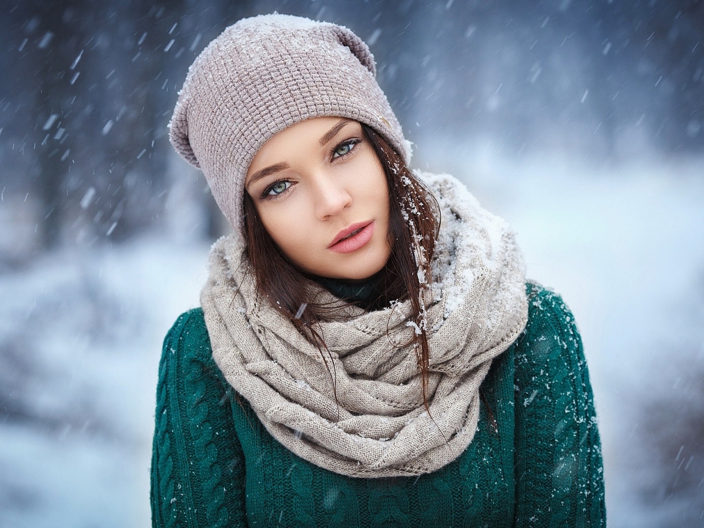 Девушка в снегопад обои