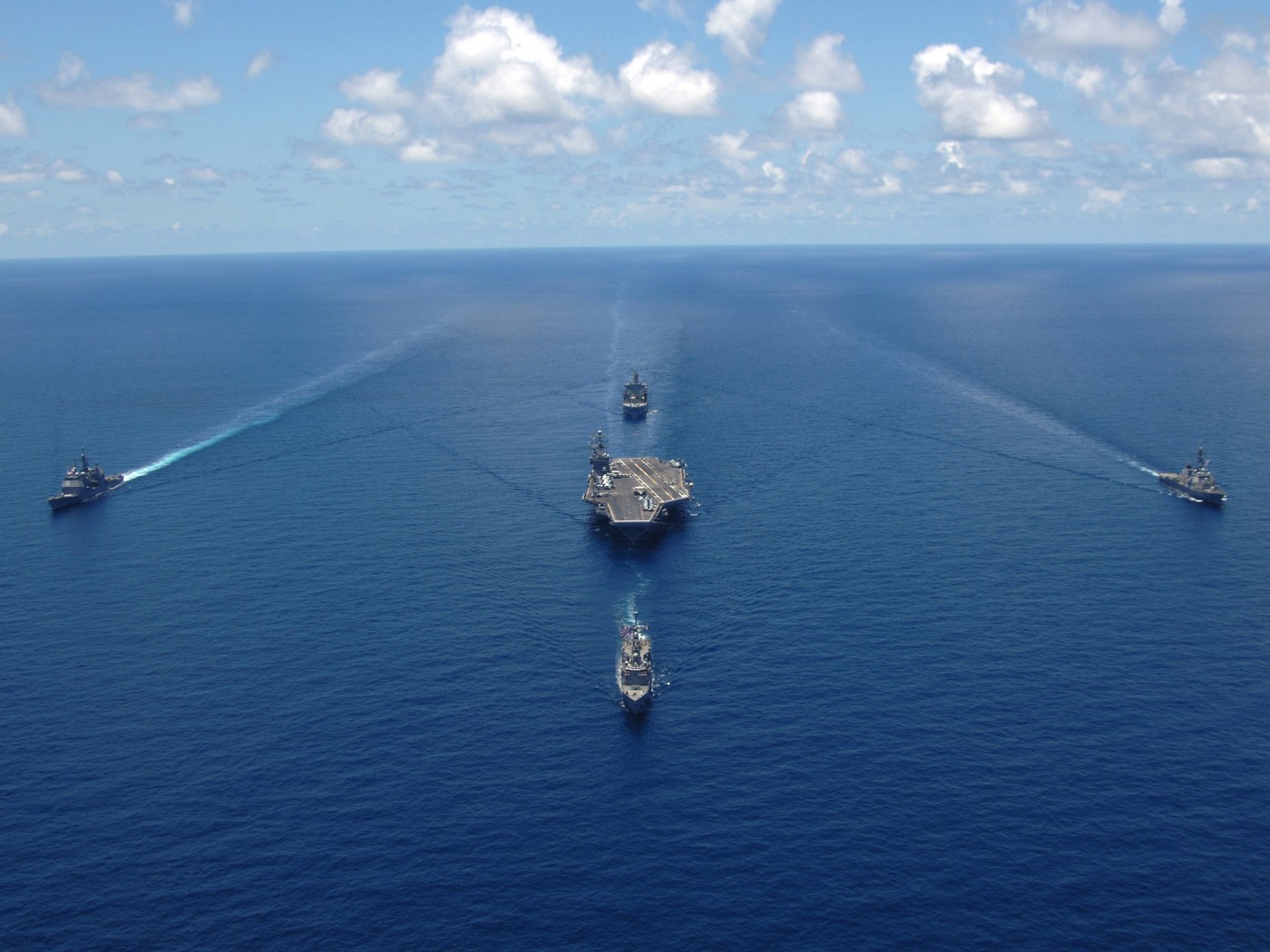 Авианосец с эскортом обои