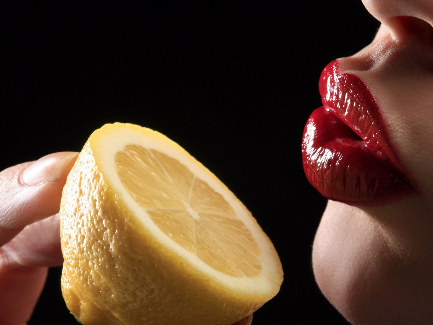 Лимон и губы обои
