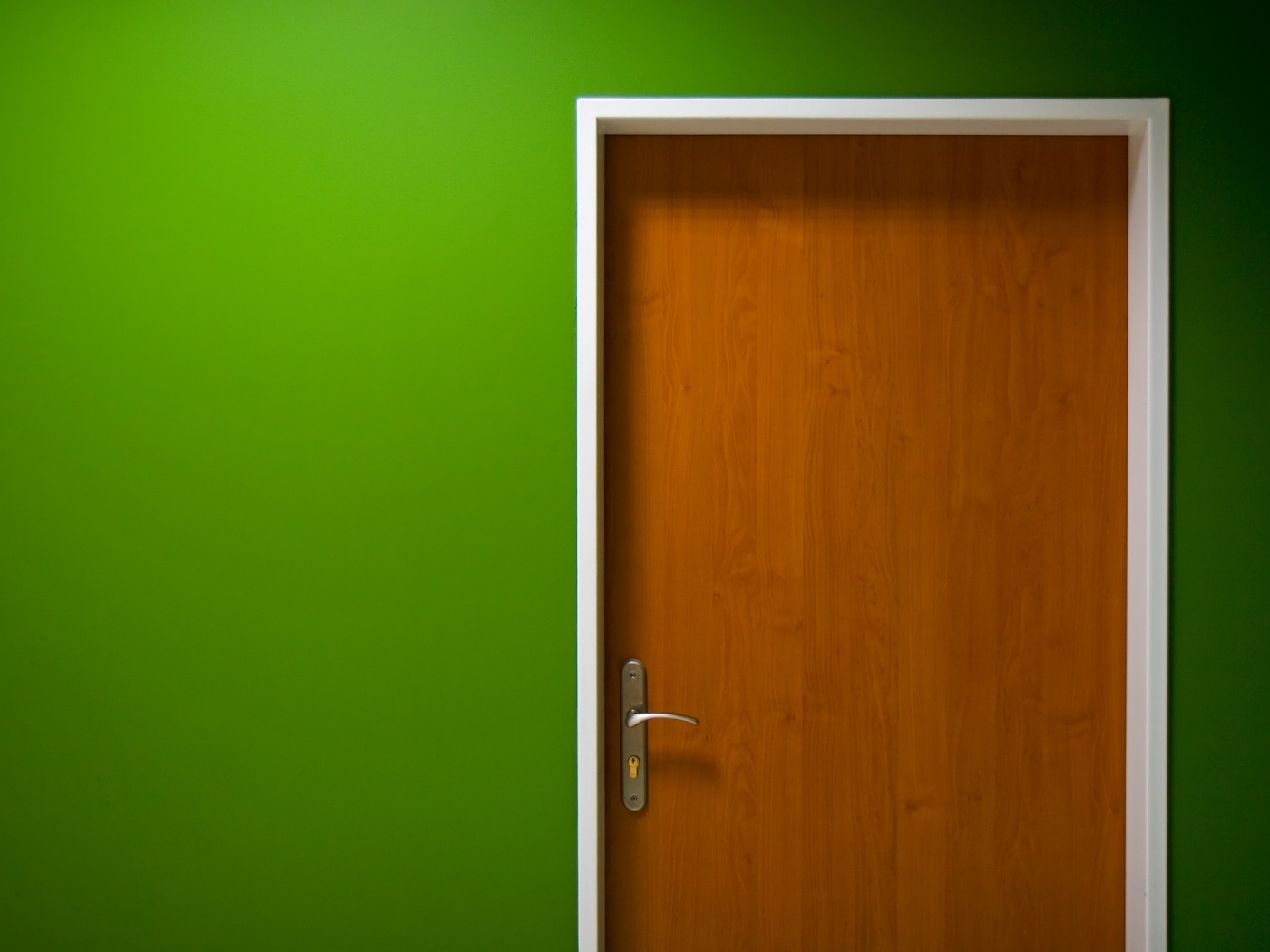 Дверь в стене обои