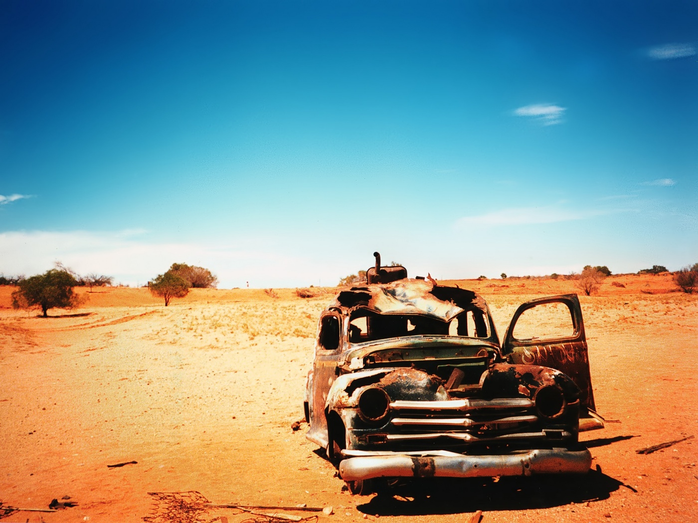 Брошенная в пустыне машина обои