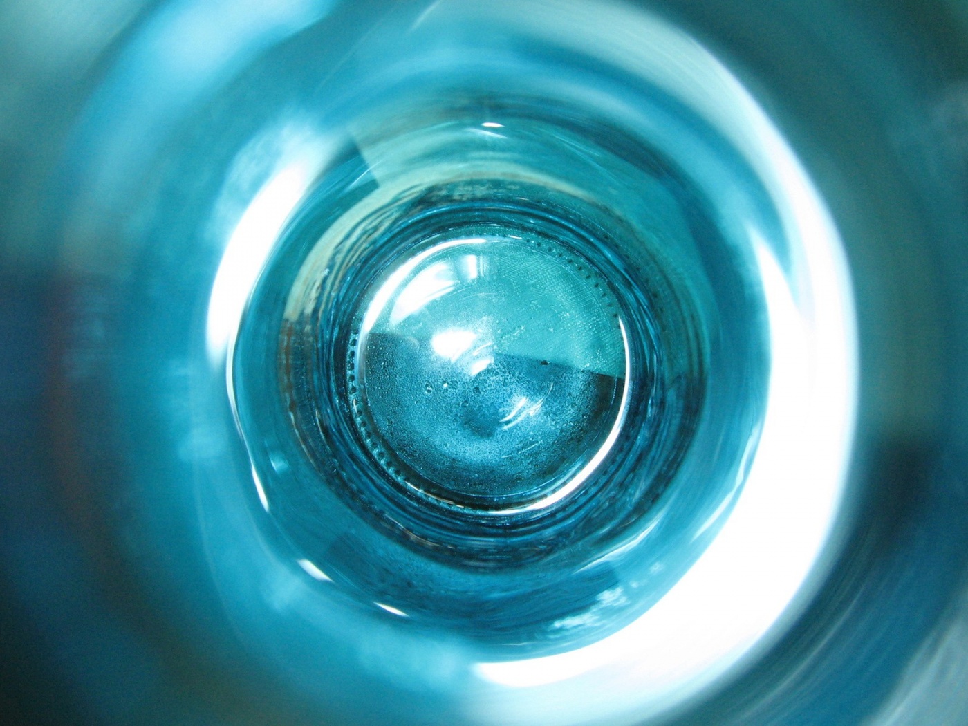 Дно стеклянной бутылки обои