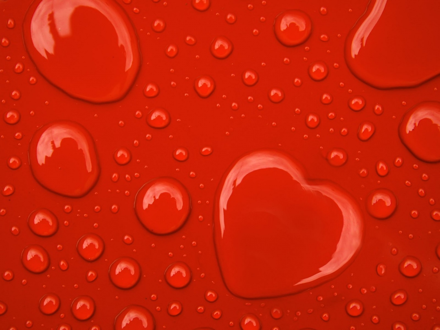 Капли на красном фоне обои