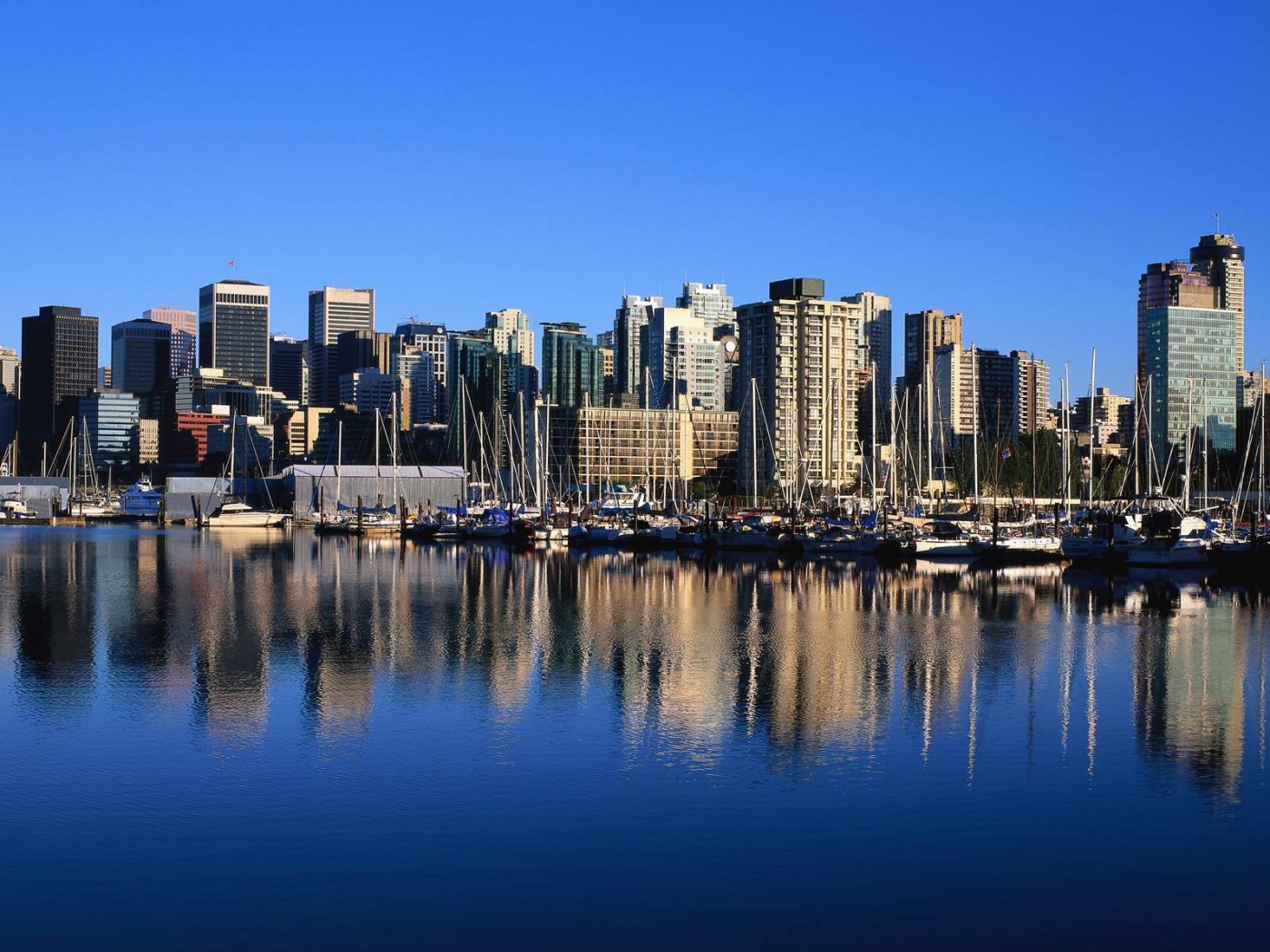 Город у воды обои