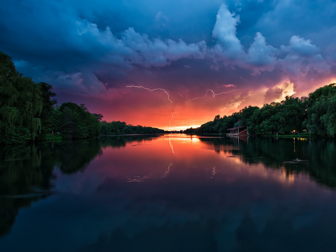 Молнии на фоне заката, стандартные обои mac обои