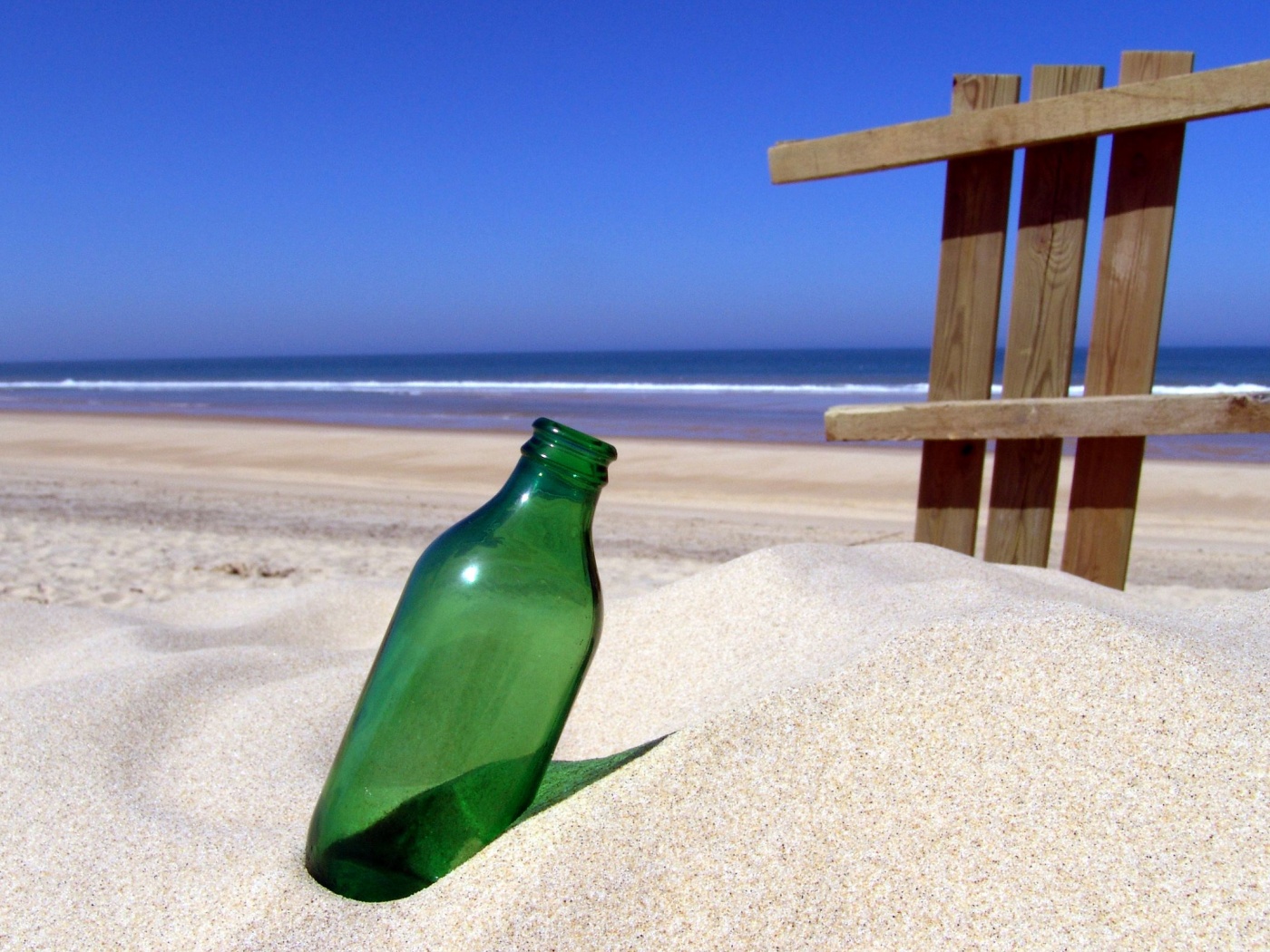 Бутылка на пляже обои