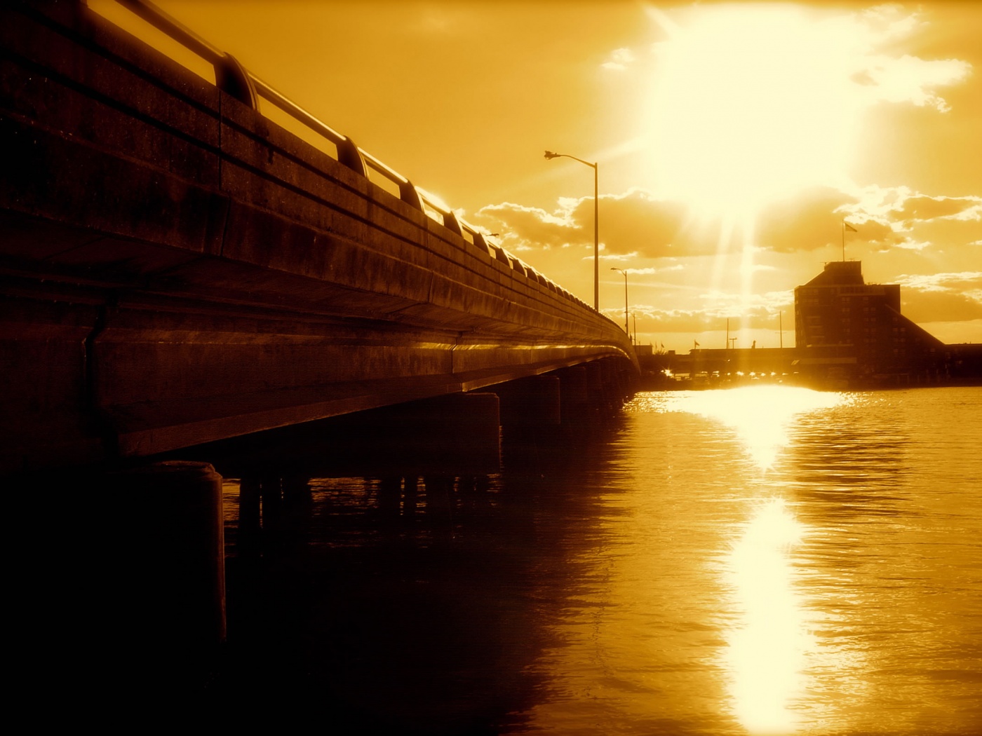 Залитый солнцем мост обои