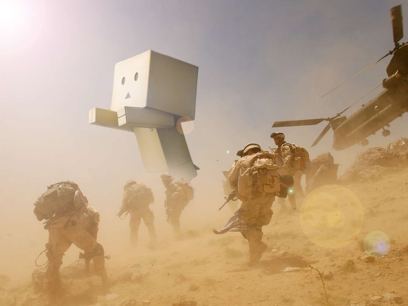 Картонный человек среди солдат обои