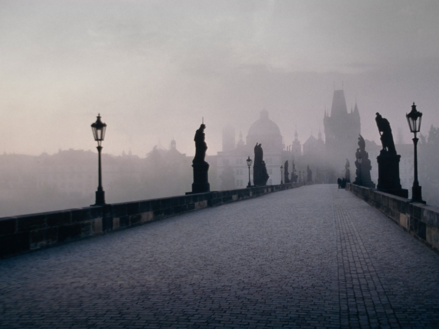 Мост с скульптурами обои