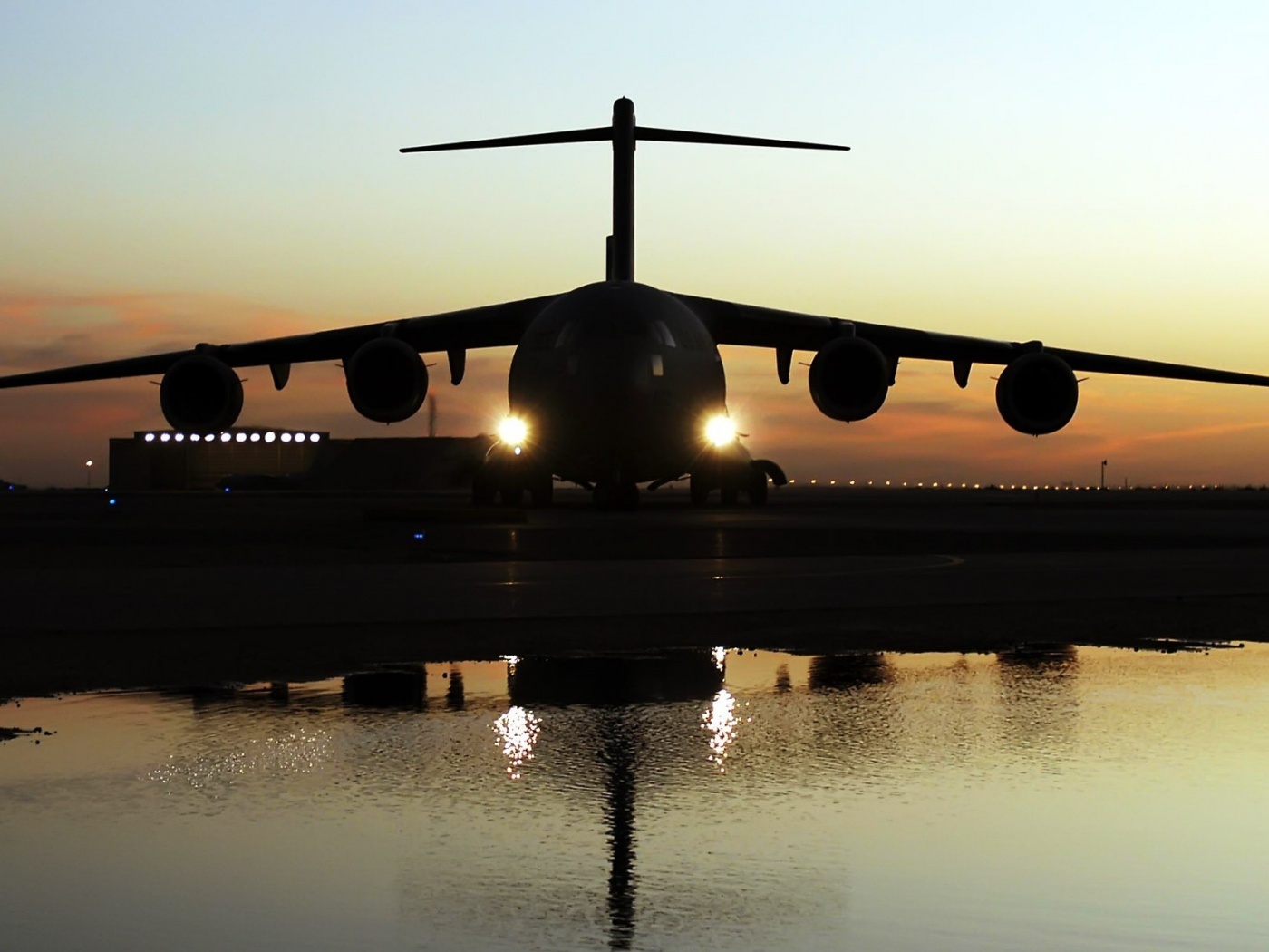 Самолет на взлетной полосе обои