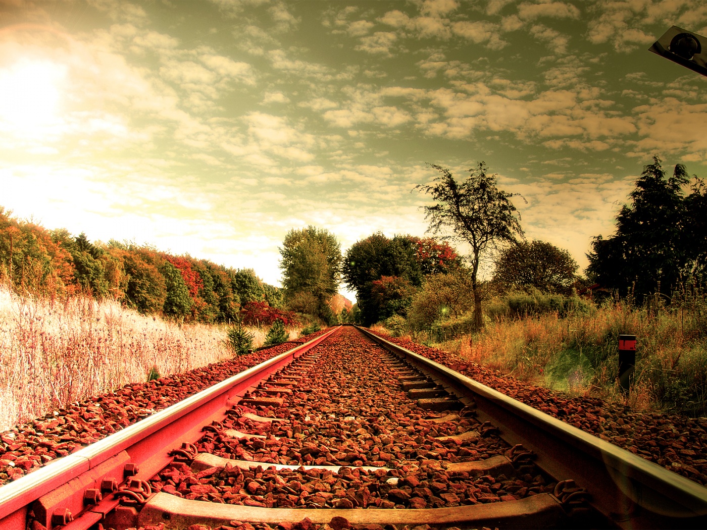 Уходящие в даль рельсы обои