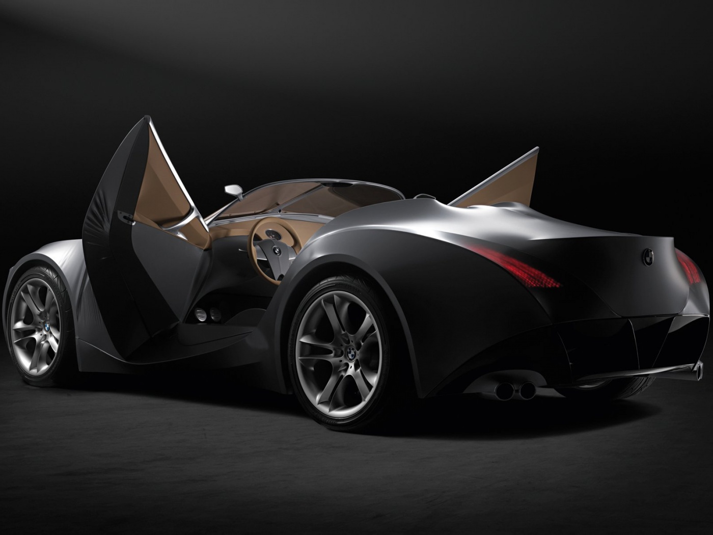 Автомобиль с распахнутыми дверцами обои