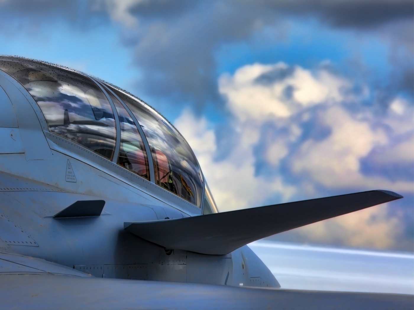 С крыла истребителя обои