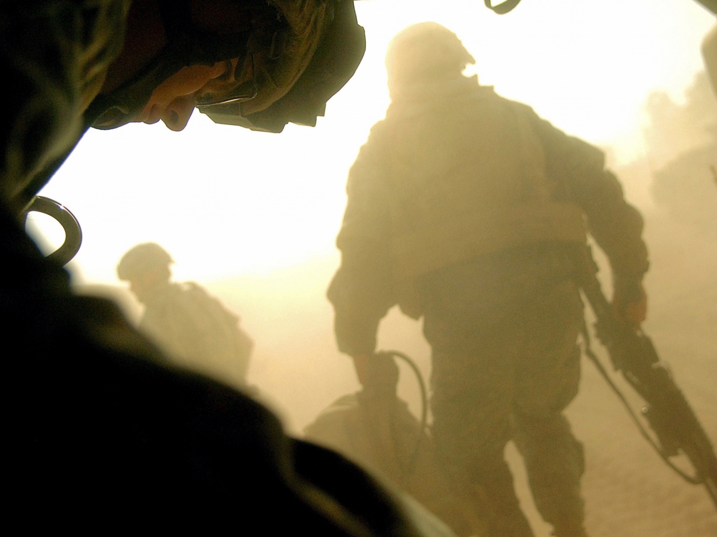 Солдаты выходят из броневика обои