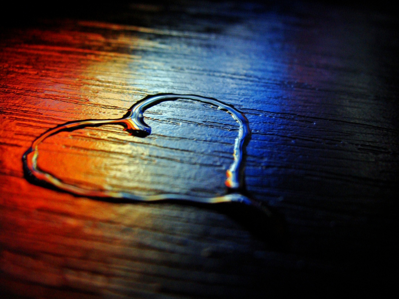 Сердечко из воды обои