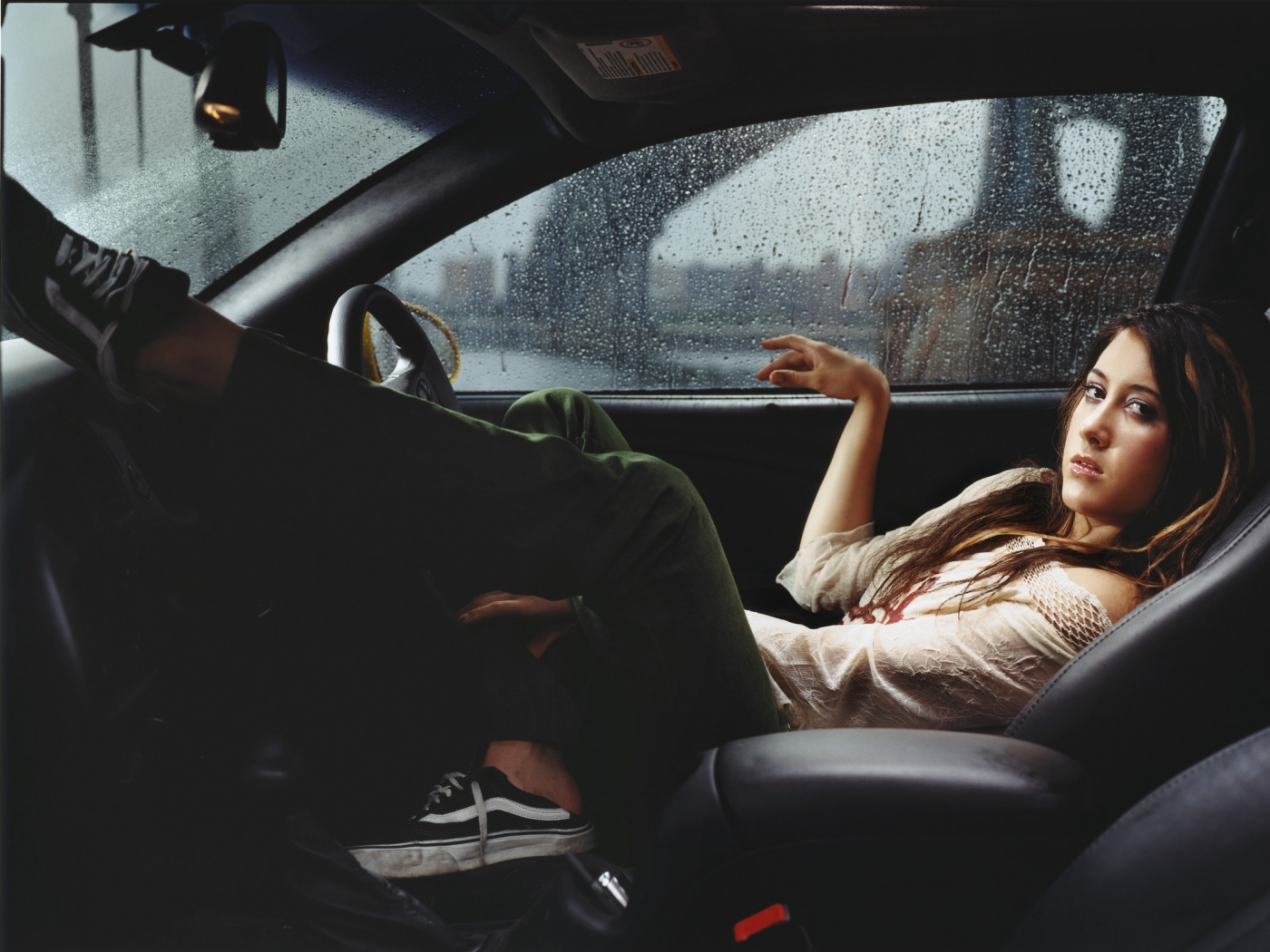 Девушка в автомобиле обои