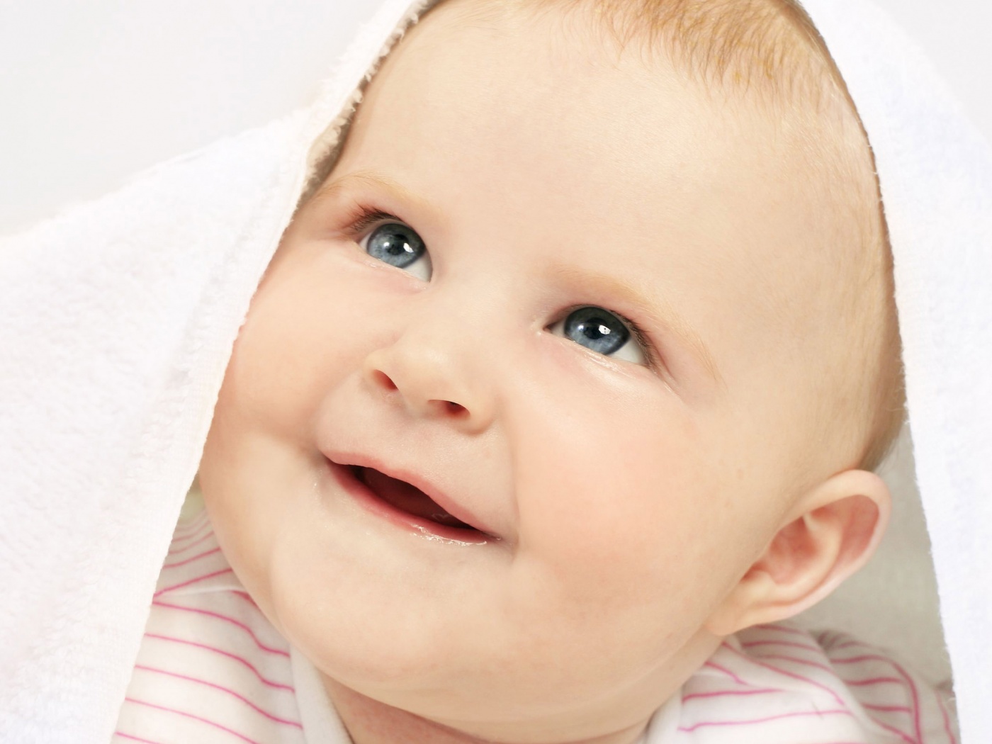 Малыш под полотенцем обои