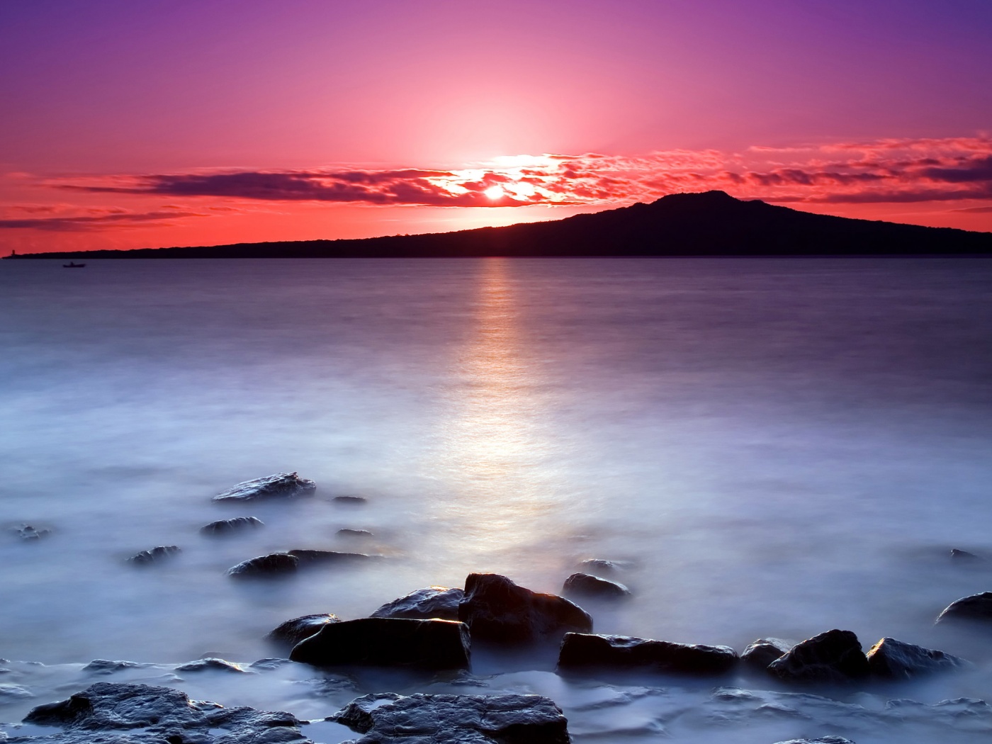 Восход над озером обои