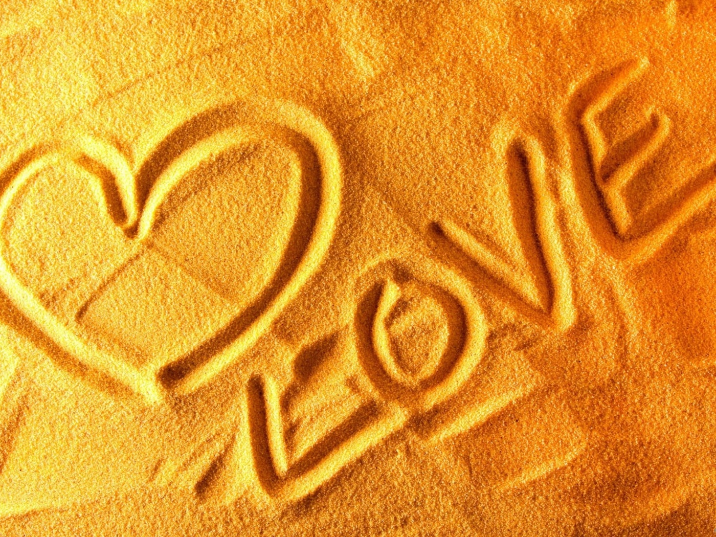 Любовь на песке обои