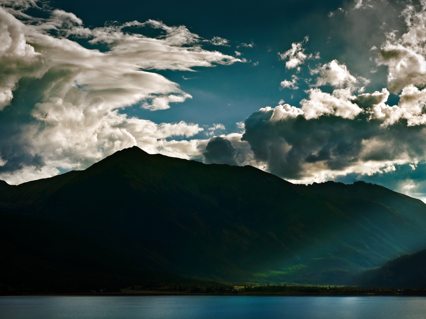 Свет на склонах гор обои
