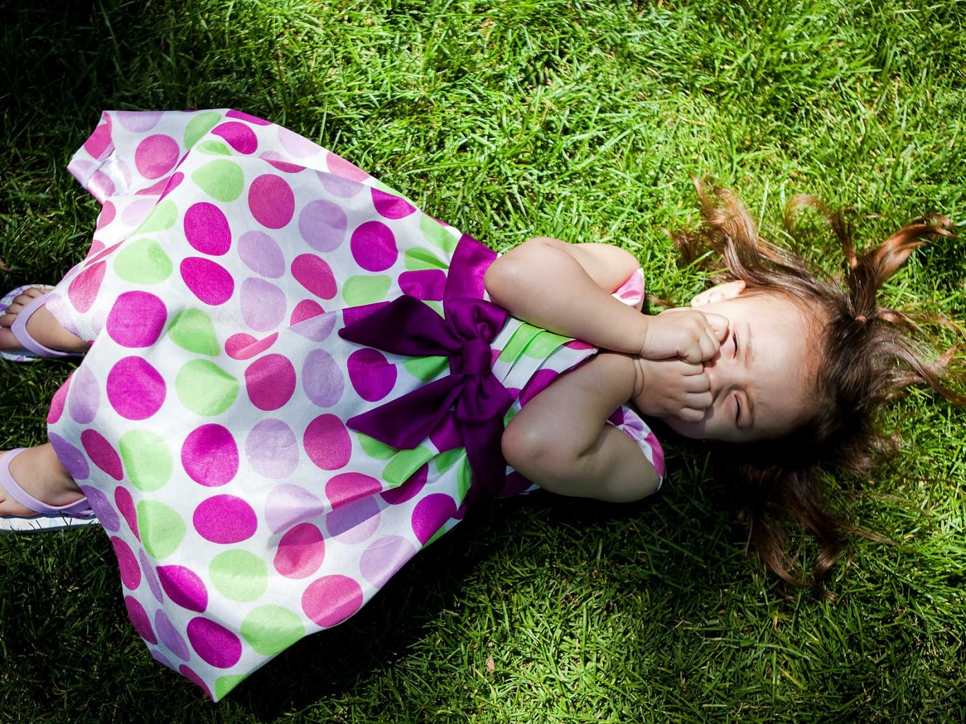 Девочка на траве обои