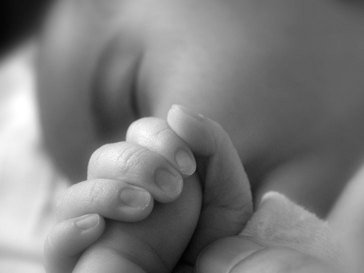 Младенец держит палец обои