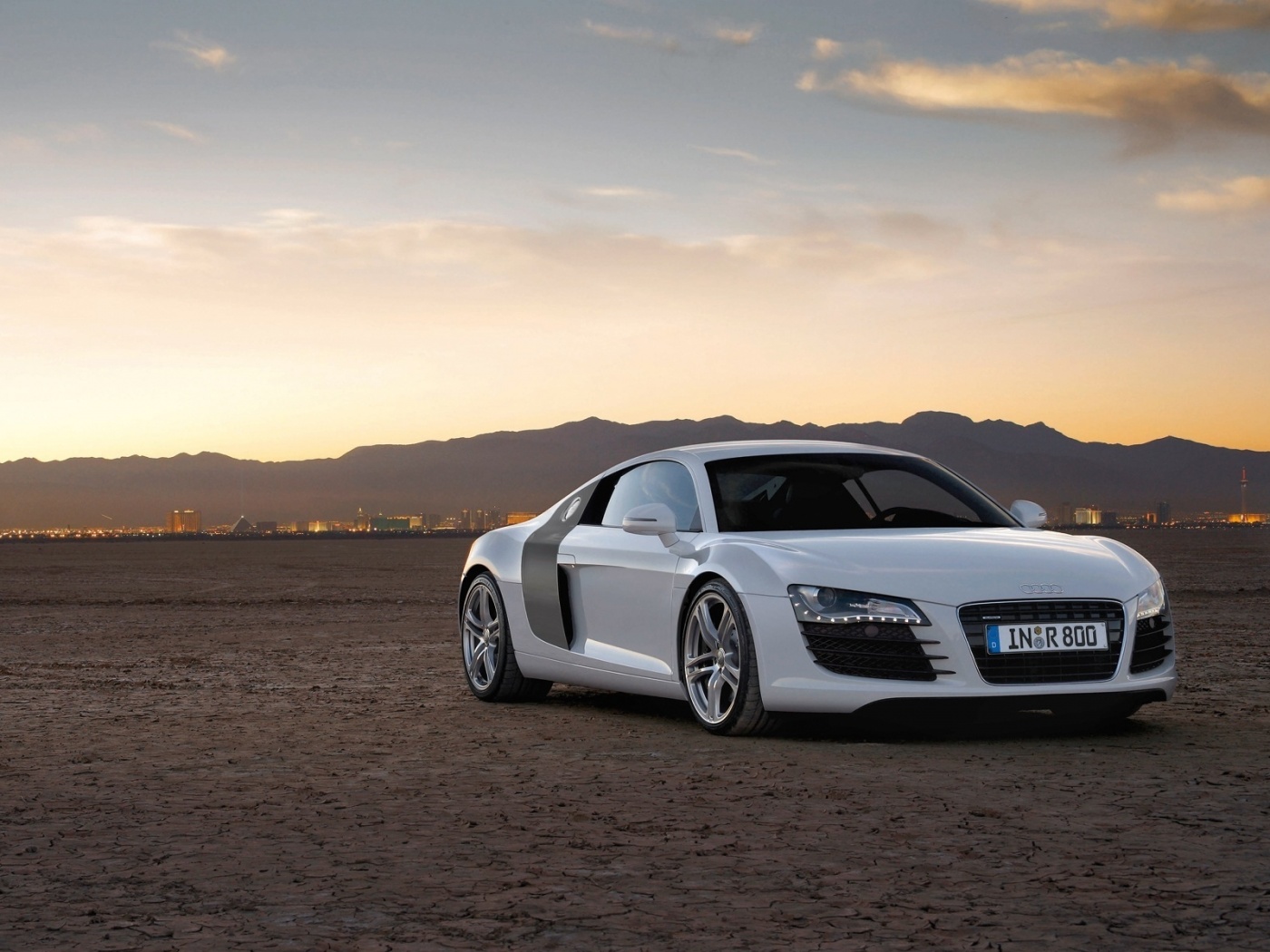 Белоснежная Ауди Р8 в пустыне обои