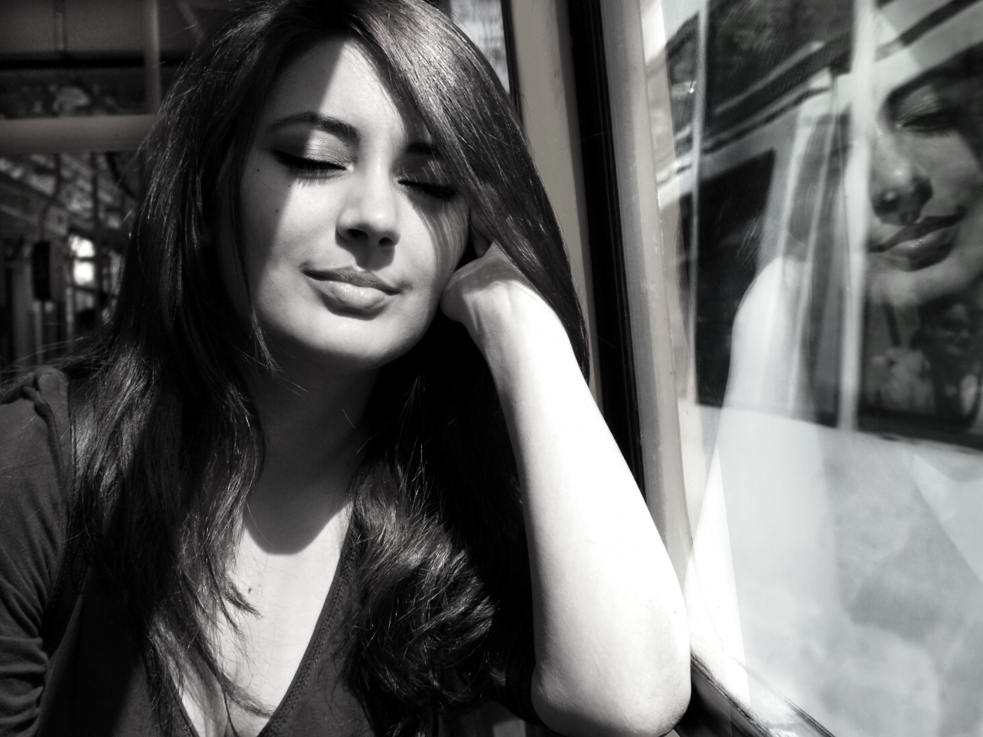 Девушка с закрытыми глазами в электричке обои