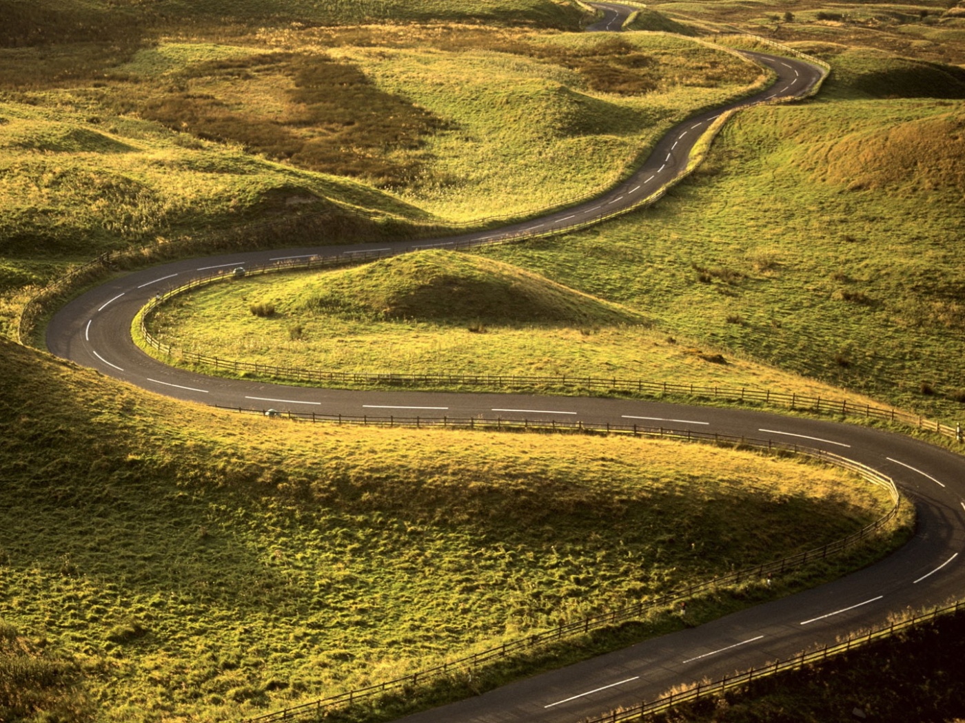 Дорога петляет меж холмов обои