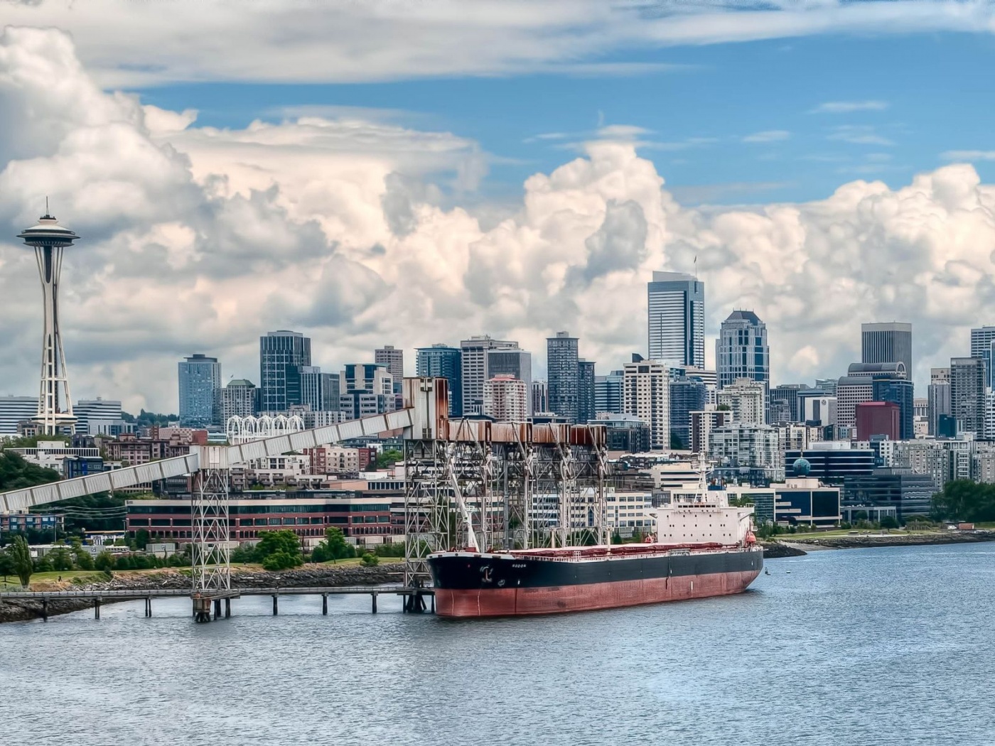 Баржа в ожидании отплытия обои