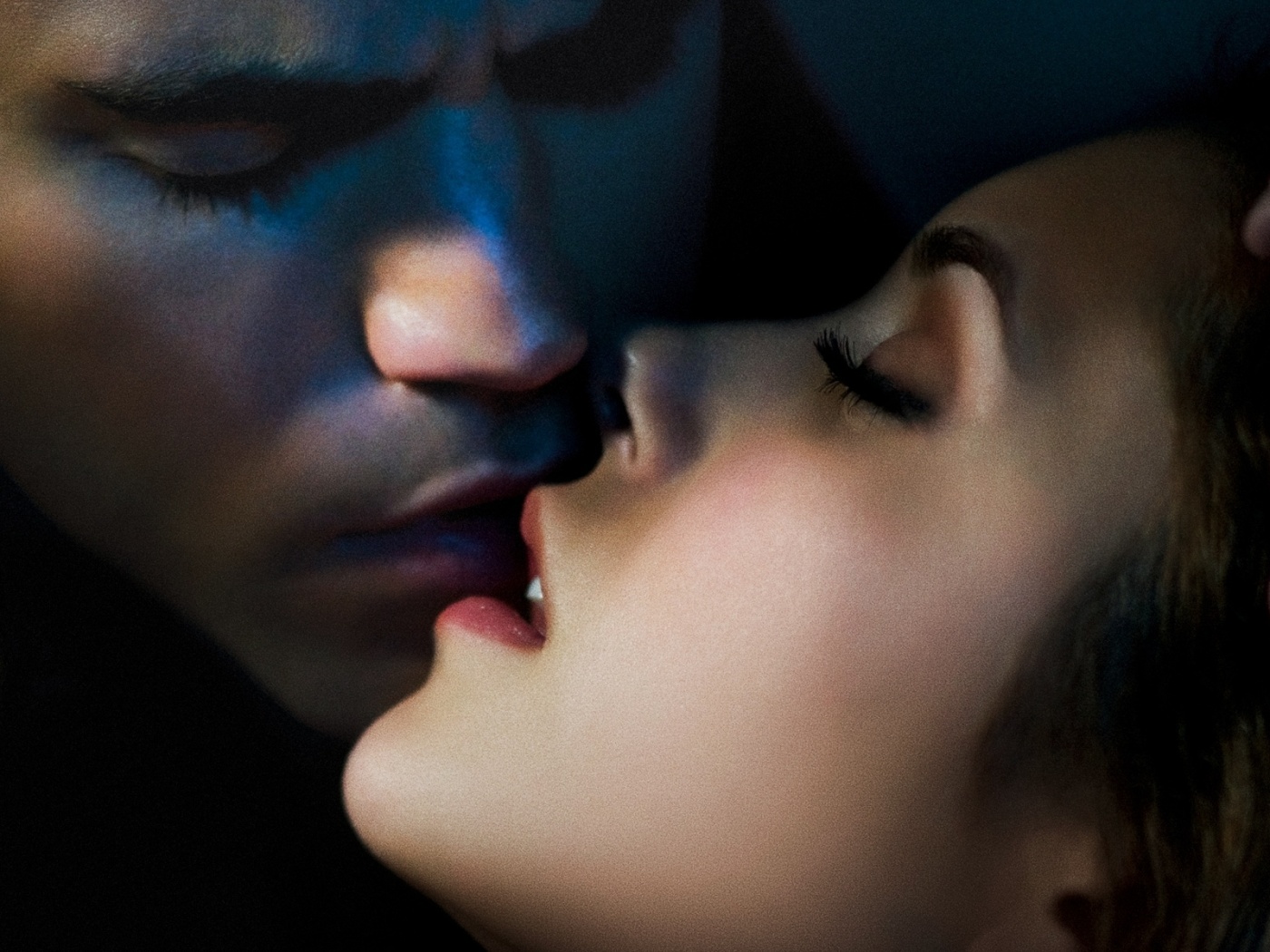 Поцелуй из Дневников Вампира обои