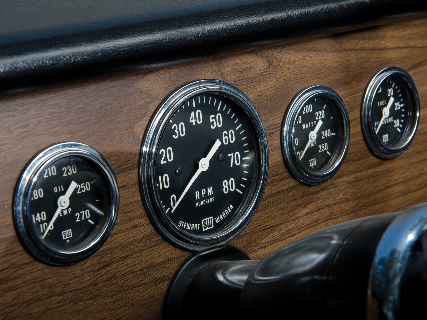 Приборная панель автомобиля Dodge обои