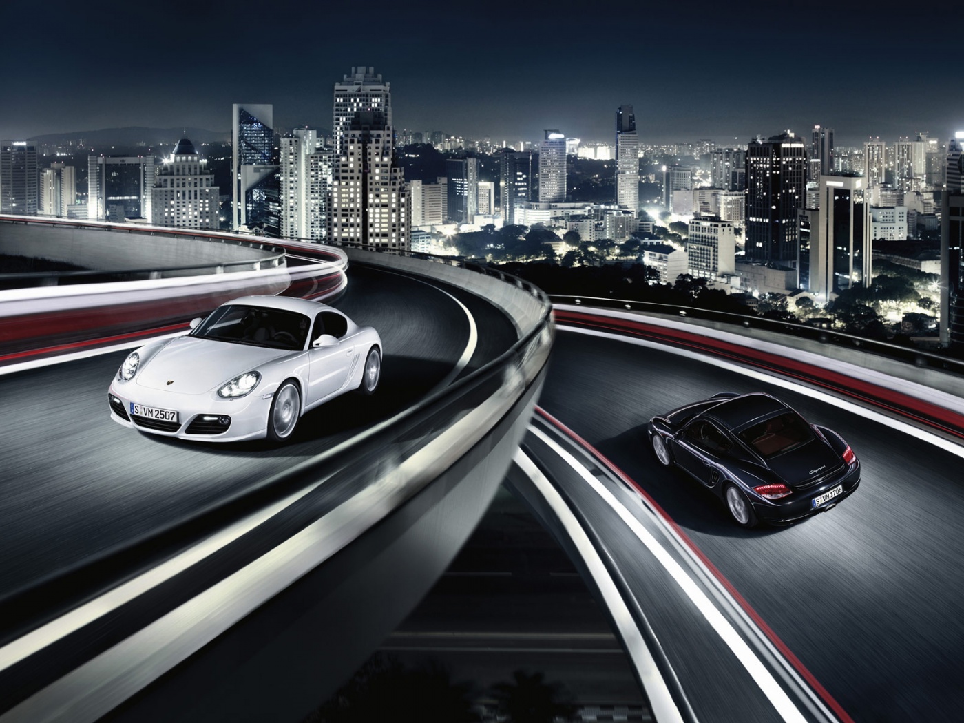 Черный и белый Porsche на автомагистрале. обои