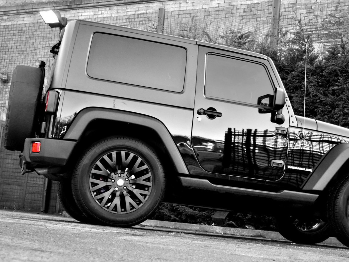 Черный внедорожник обои